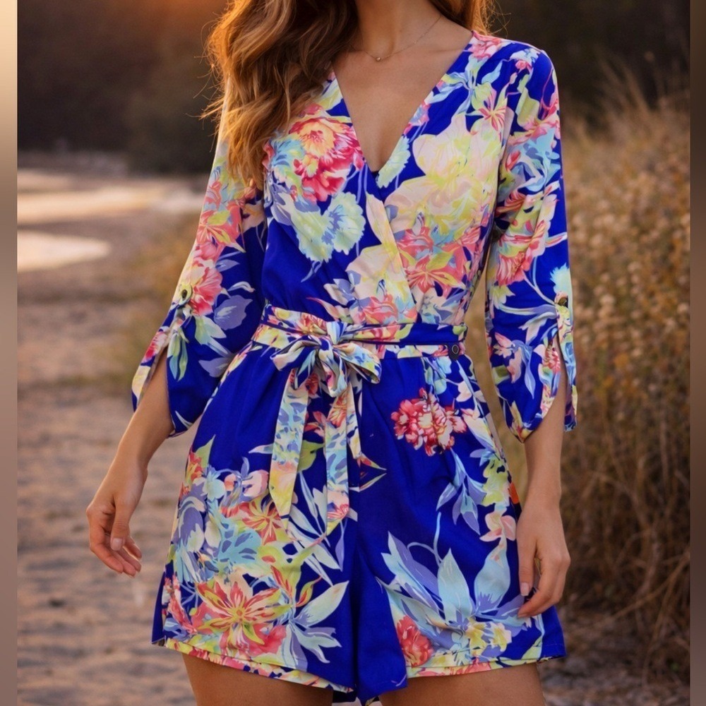 Yumi Kim Blue Floral Wrap Romper Tie Waist 3/4 Sleeve XS Shorts Vacation‎